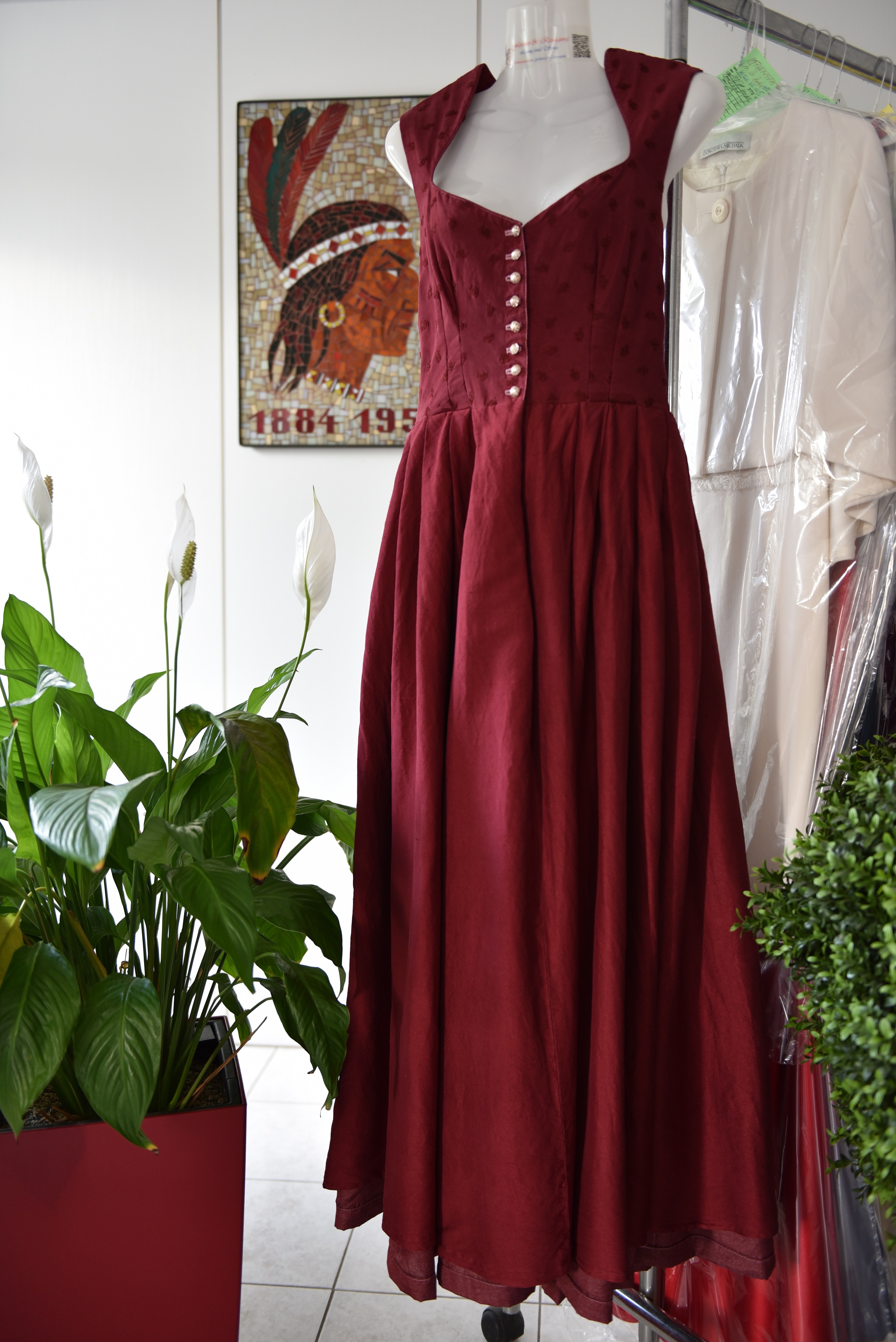 Dirndl-Seide-weinrot-01.jpg